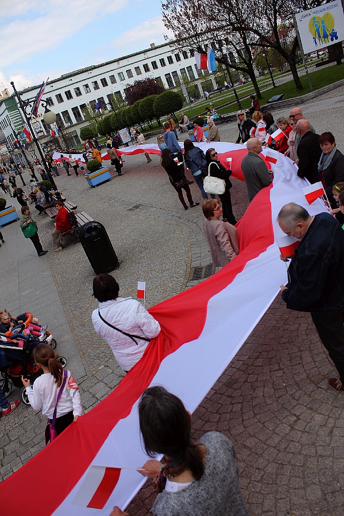 W centrum załopotała baiało - czerwona flaga długości 200 metrów