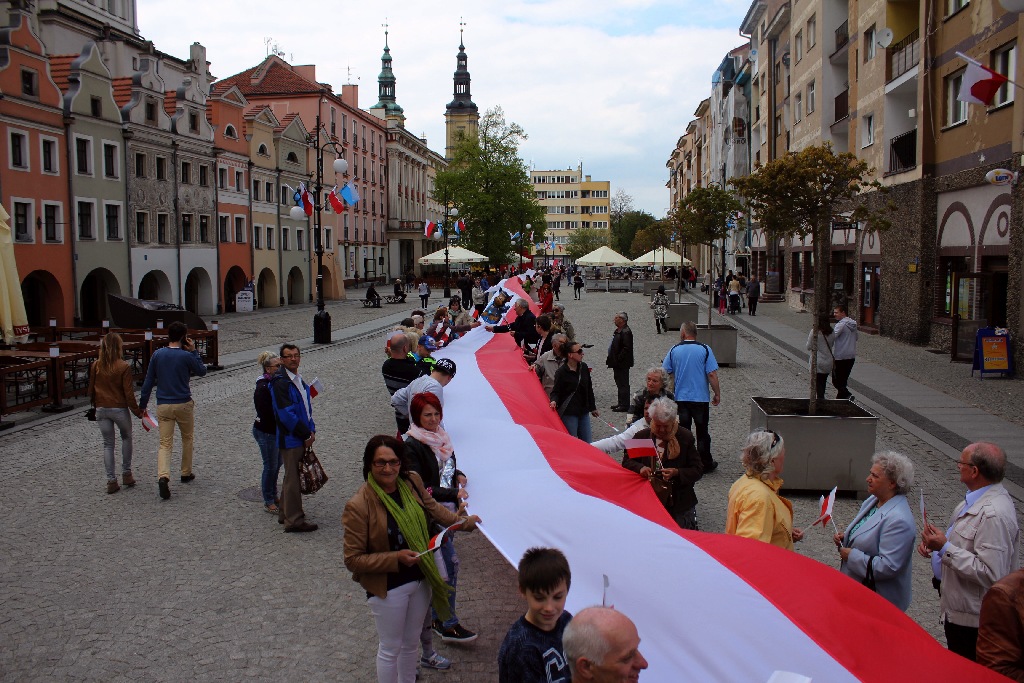 W centrum załopotała baiało - czerwona flaga długości 200 metrów