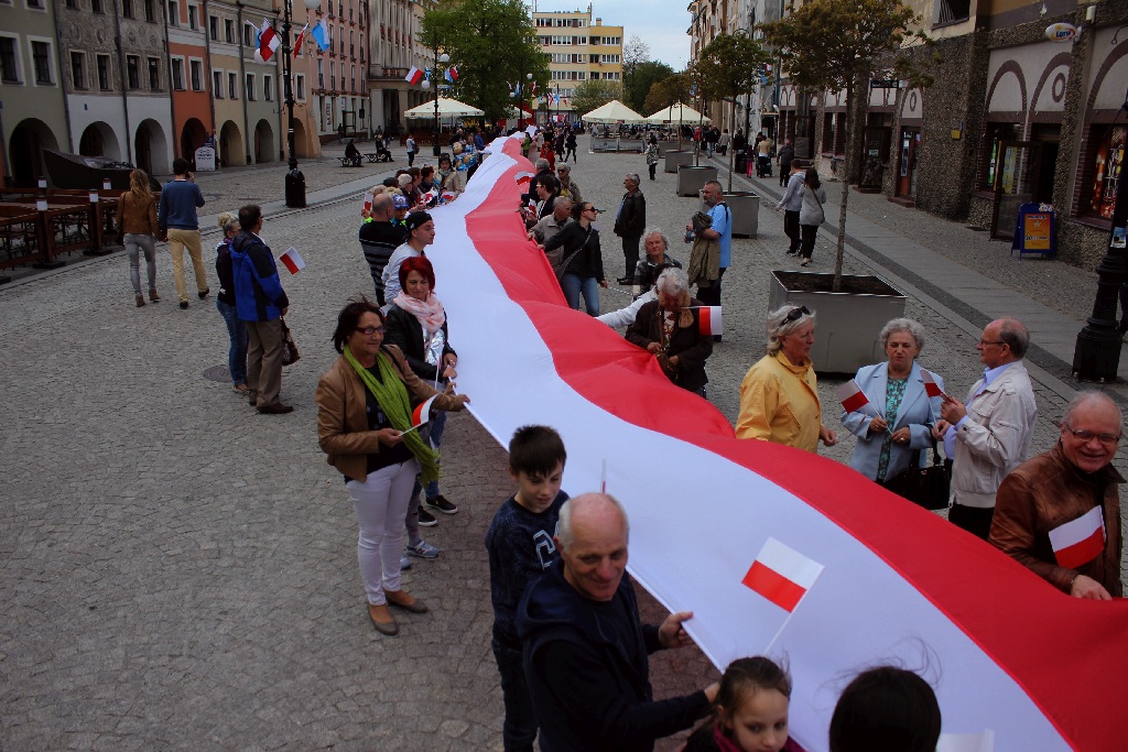 W centrum załopotała baiało - czerwona flaga długości 200 metrów