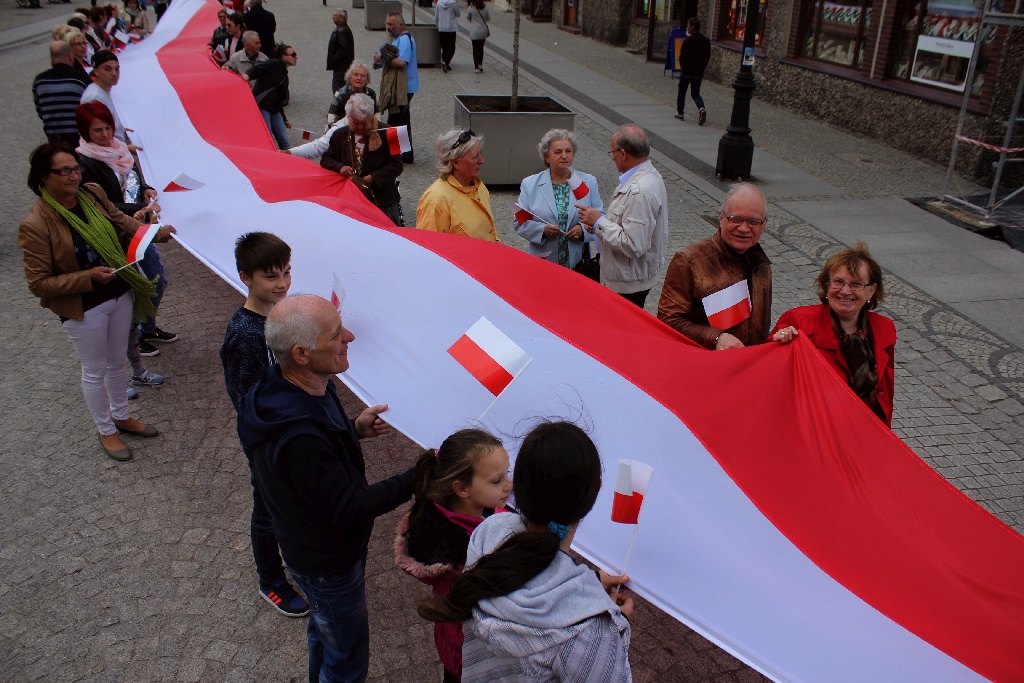 W centrum załopotała baiało - czerwona flaga długości 200 metrów