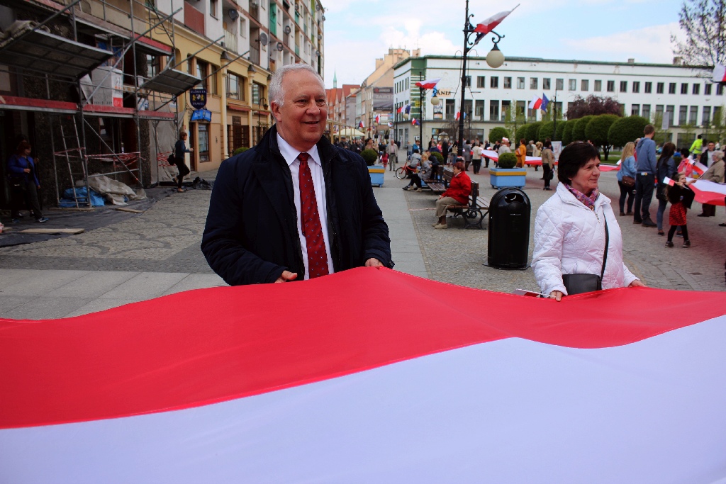 W centrum załopotała baiało - czerwona flaga długości 200 metrów
