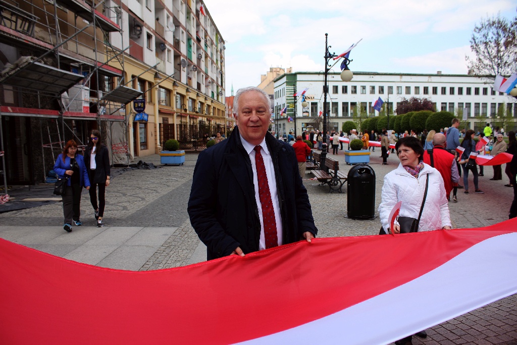 W centrum załopotała baiało - czerwona flaga długości 200 metrów
