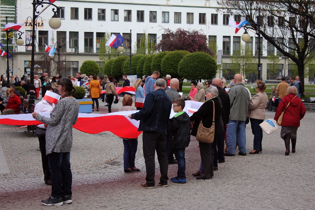 W centrum załopotała baiało - czerwona flaga długości 200 metrów