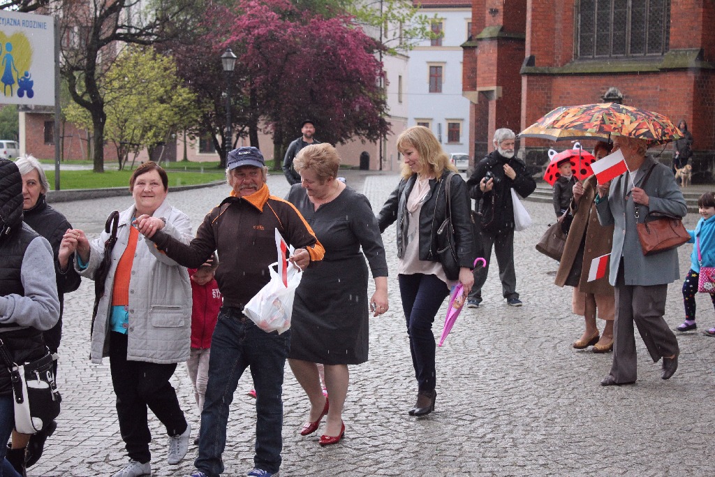 Legniczanie tańcząc poloneza w Rynku uczcili święto Konstytucji