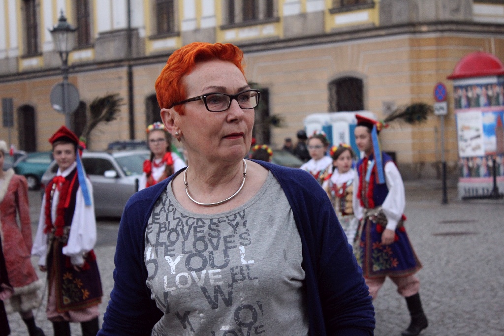 Legniczanie tańcząc poloneza w Rynku uczcili święto Konstytucji