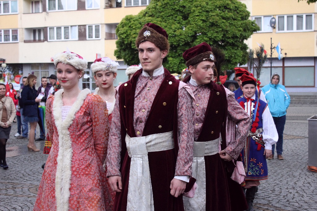 Legniczanie tańcząc poloneza w Rynku uczcili święto Konstytucji