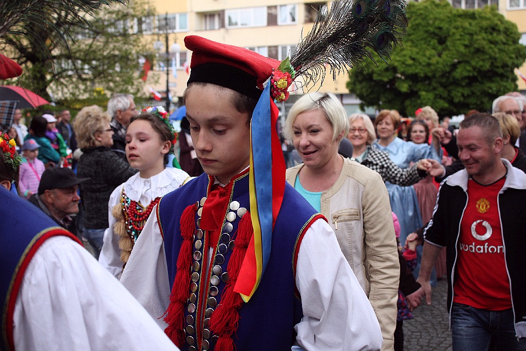 Legniczanie tańcząc poloneza w Rynku uczcili święto Konstytucji