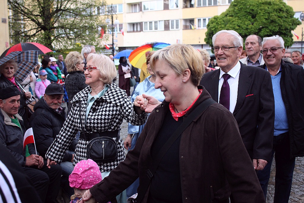 Legniczanie tańcząc poloneza w Rynku uczcili święto Konstytucji