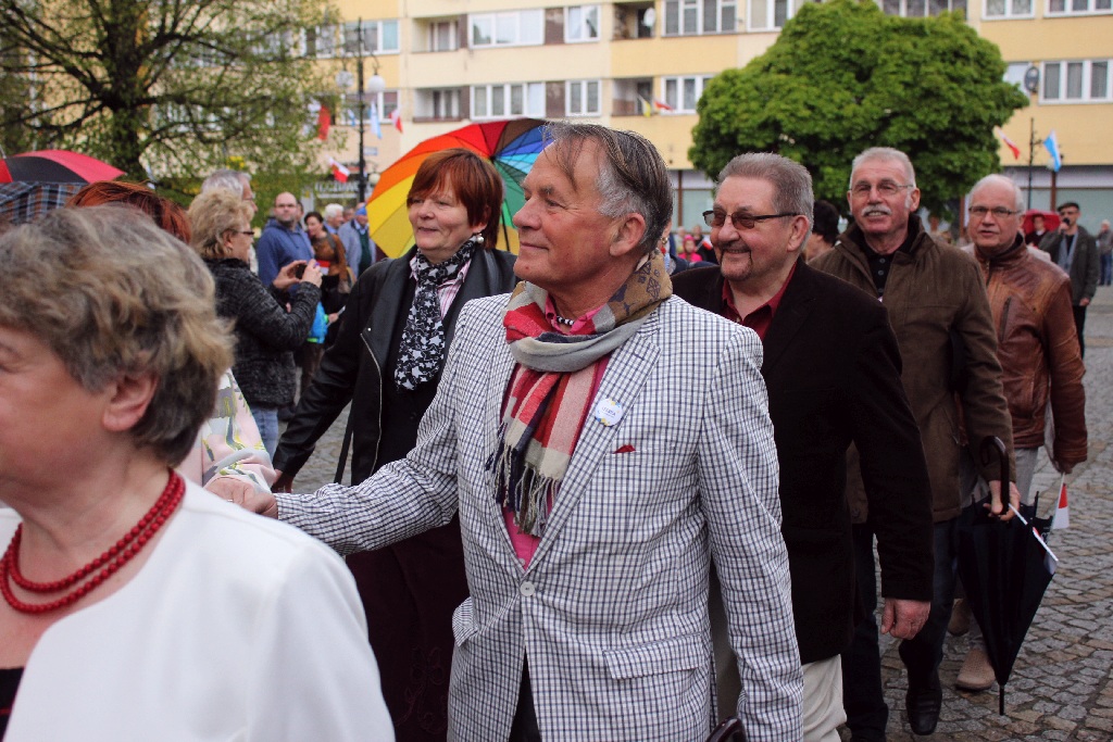Legniczanie tańcząc poloneza w Rynku uczcili święto Konstytucji