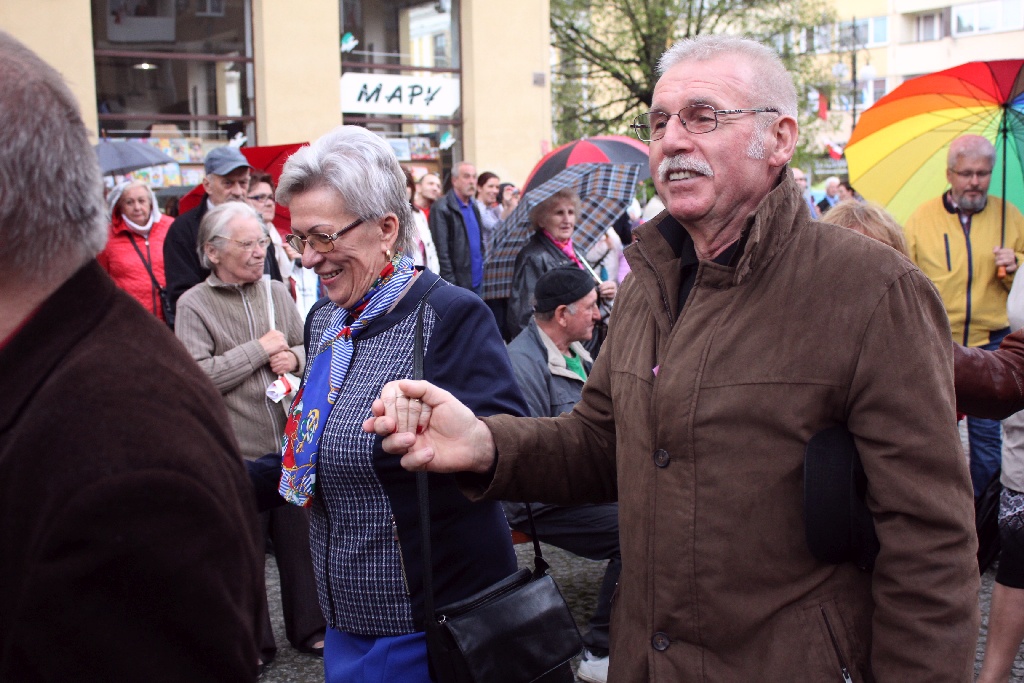 Legniczanie tańcząc poloneza w Rynku uczcili święto Konstytucji