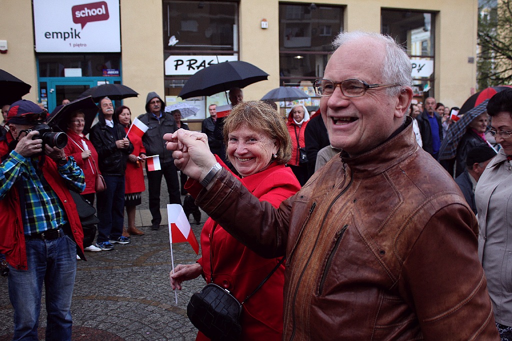 Legniczanie tańcząc poloneza w Rynku uczcili święto Konstytucji