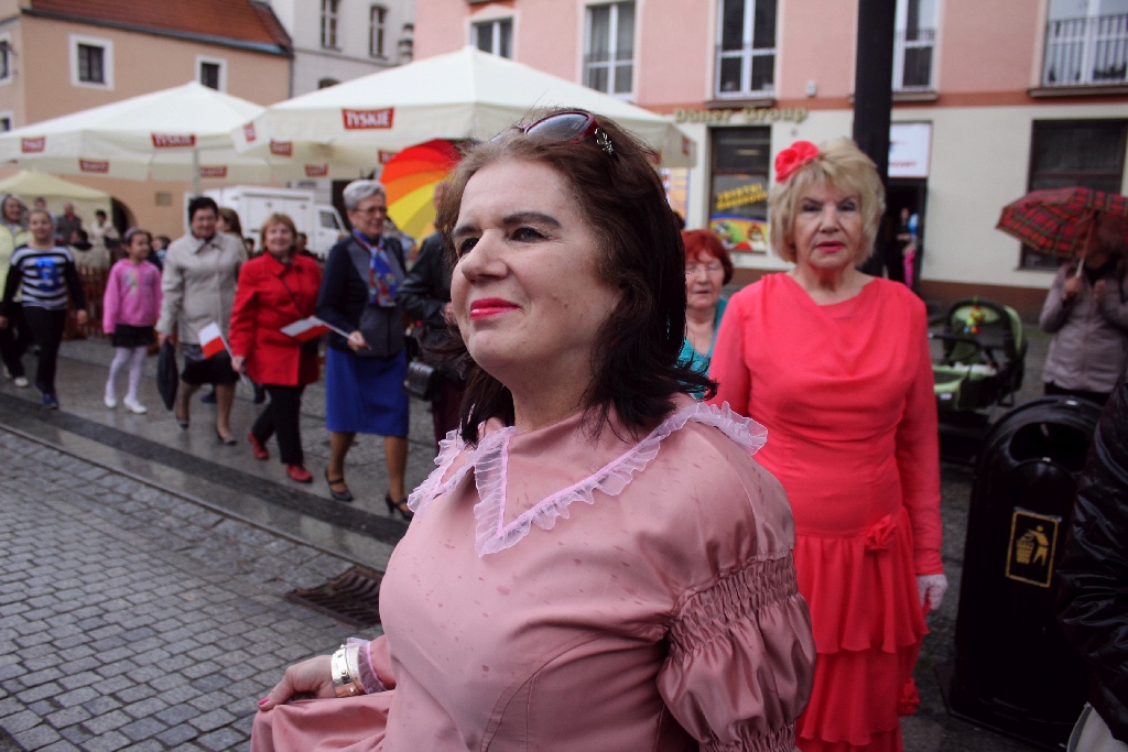 Legniczanie tańcząc poloneza w Rynku uczcili święto Konstytucji