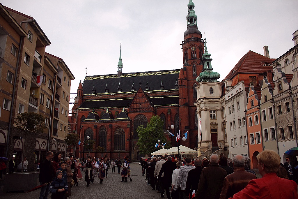 Legniczanie tańcząc poloneza w Rynku uczcili święto Konstytucji