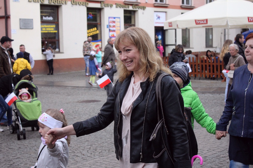 Legniczanie tańcząc poloneza w Rynku uczcili święto Konstytucji