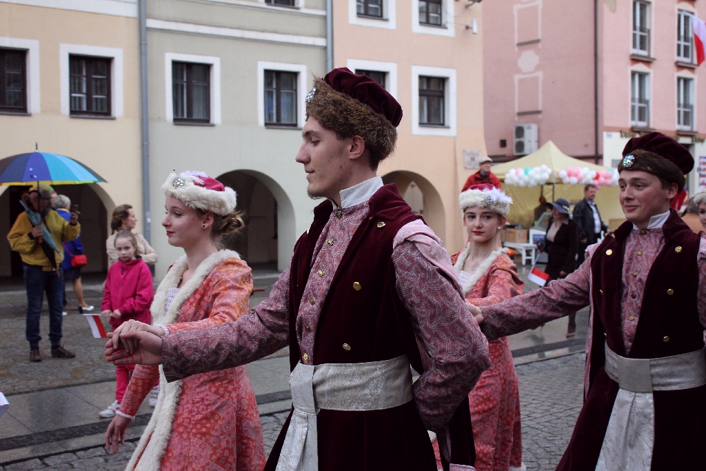 Legniczanie tańcząc poloneza w Rynku uczcili święto Konstytucji
