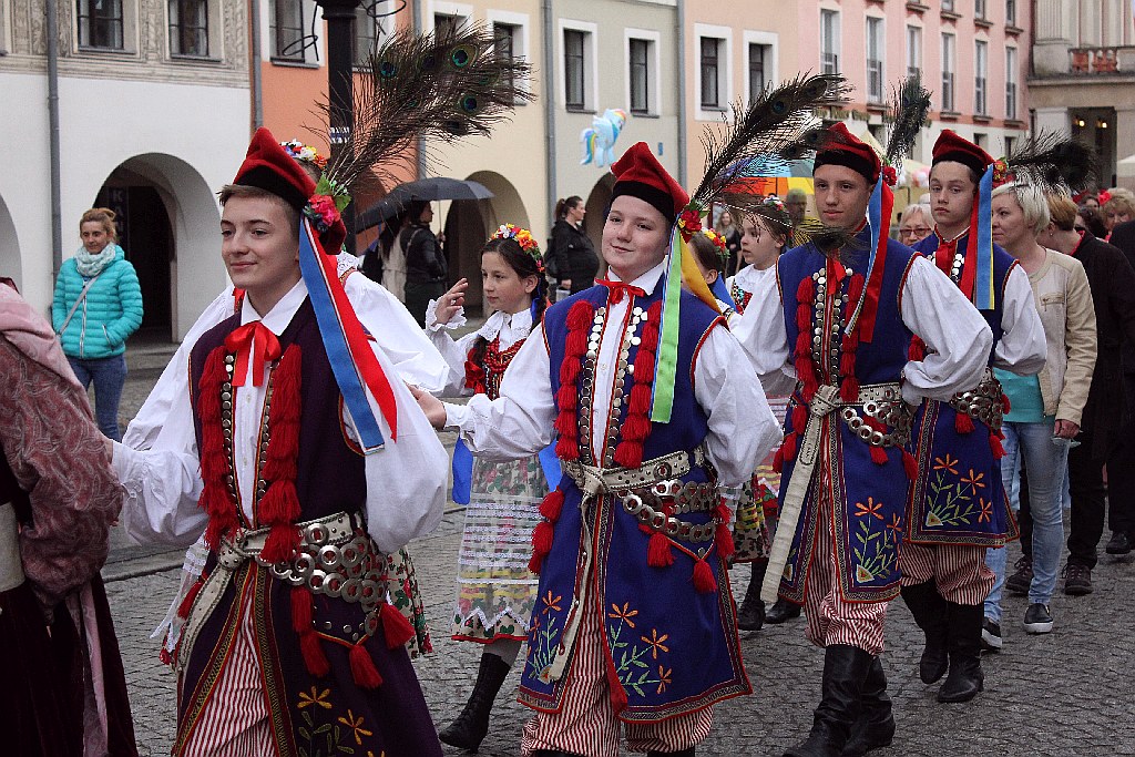Legniczanie tańcząc poloneza w Rynku uczcili święto Konstytucji