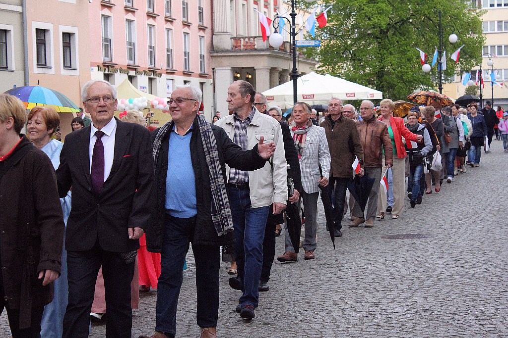 Legniczanie tańcząc poloneza w Rynku uczcili święto Konstytucji