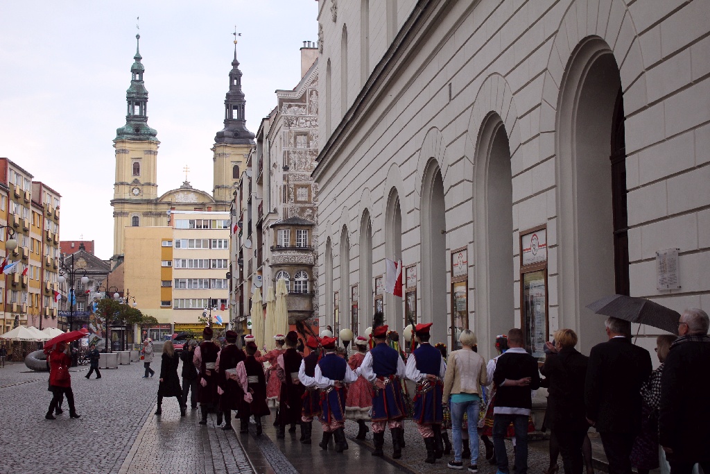 Legniczanie tańcząc poloneza w Rynku uczcili święto Konstytucji