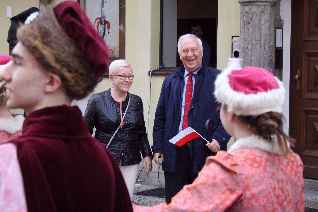 Legniczanie tańcząc poloneza w Rynku uczcili święto Konstytucji