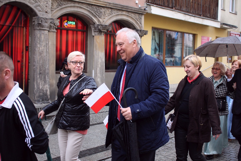 Legniczanie tańcząc poloneza w Rynku uczcili święto Konstytucji