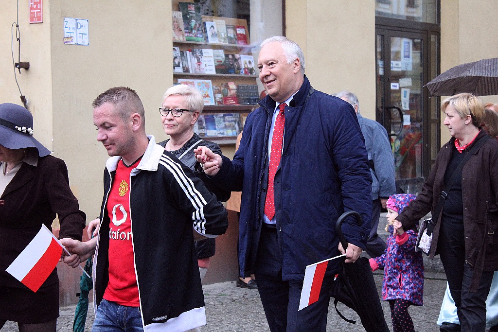Legniczanie tańcząc poloneza w Rynku uczcili święto Konstytucji