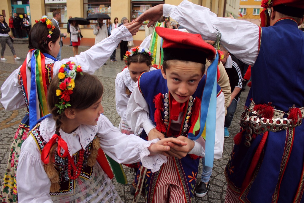Legniczanie tańcząc poloneza w Rynku uczcili święto Konstytucji