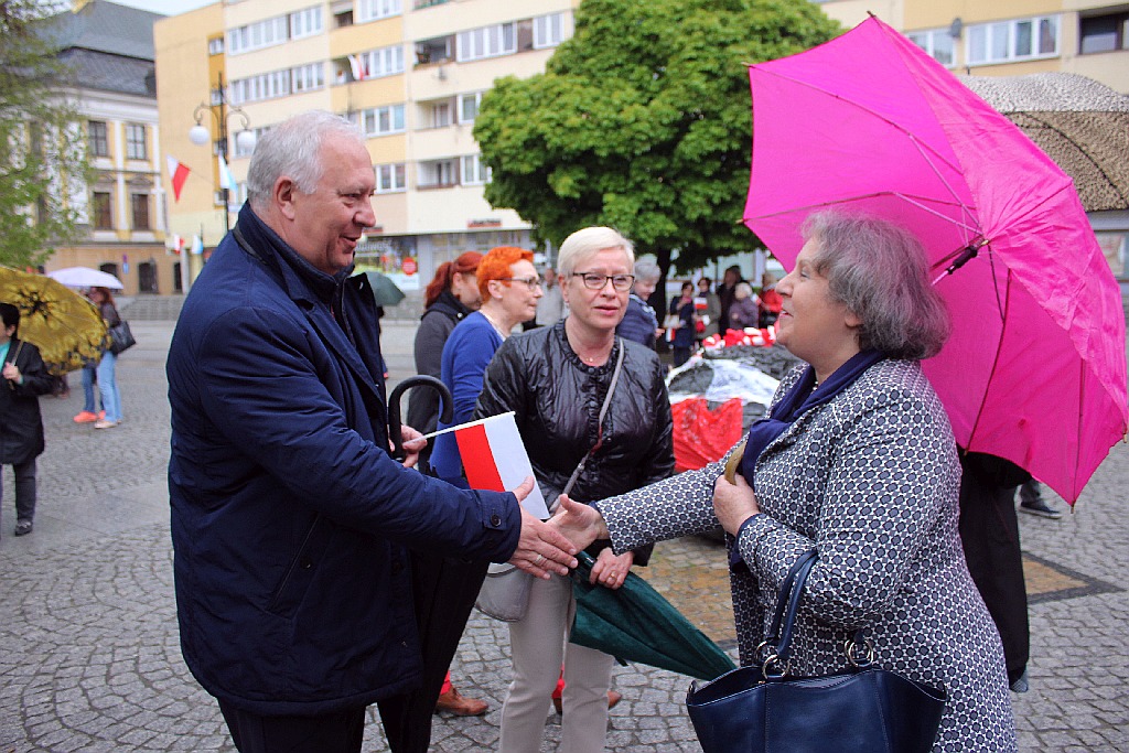 Legniczanie tańcząc poloneza w Rynku uczcili święto Konstytucji