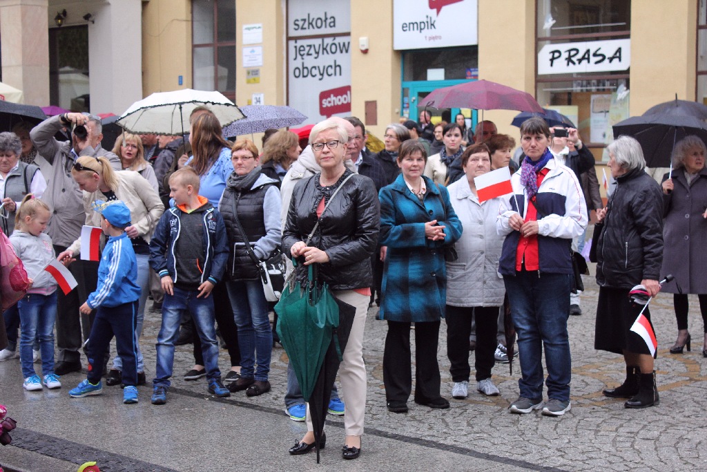 Legniczanie tańcząc poloneza w Rynku uczcili święto Konstytucji