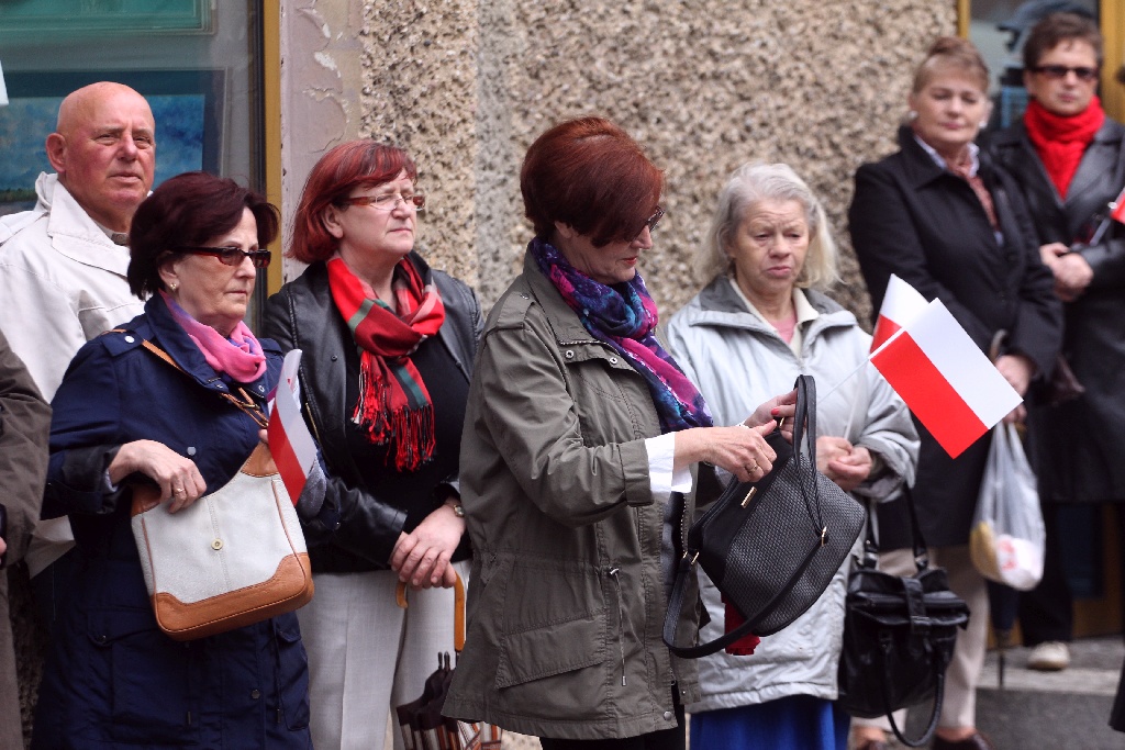 Legniczanie tańcząc poloneza w Rynku uczcili święto Konstytucji