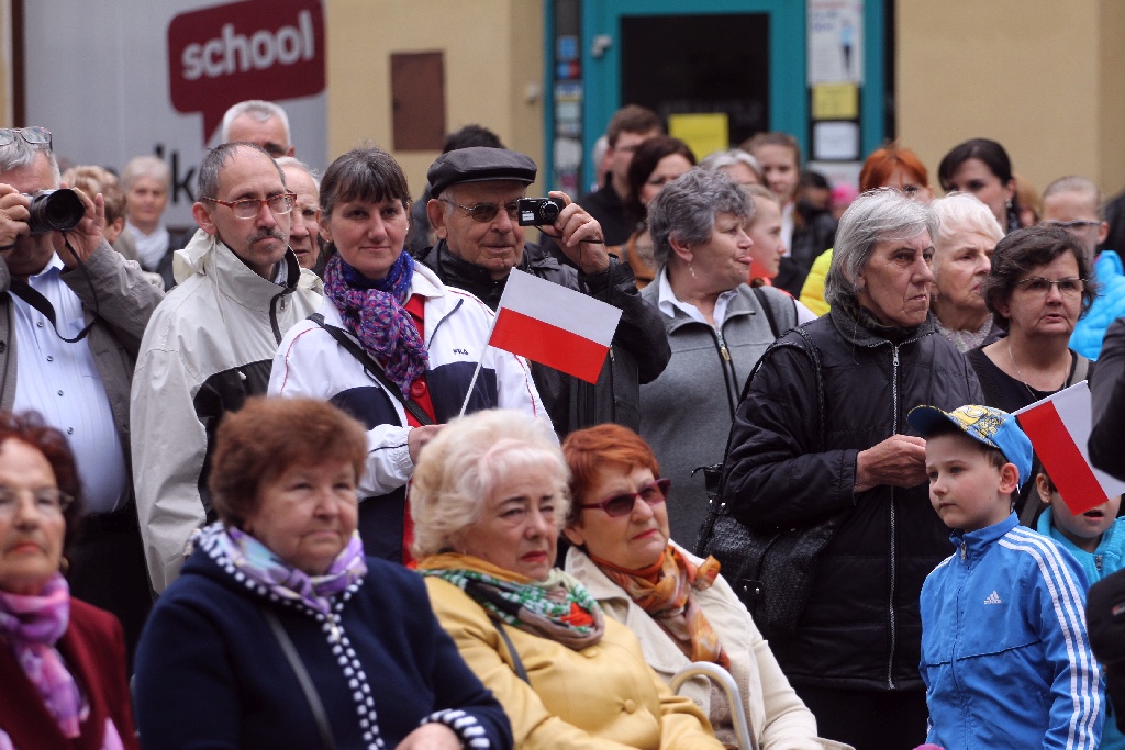 Legniczanie tańcząc poloneza w Rynku uczcili święto Konstytucji
