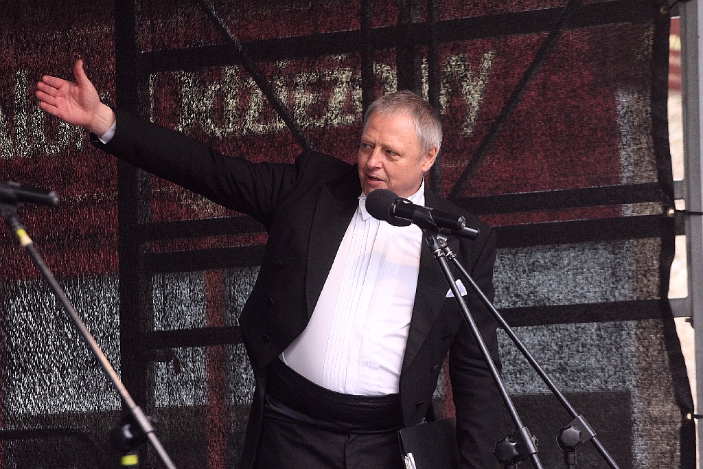 Legniczanie tańcząc poloneza w Rynku uczcili święto Konstytucji