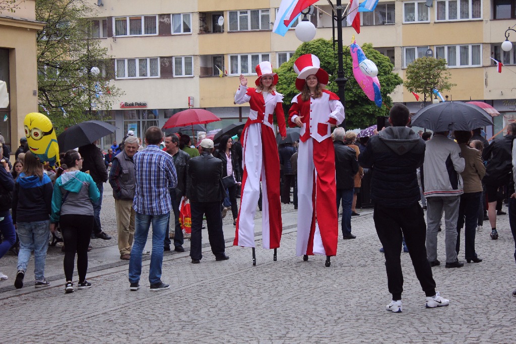 Legniczanie tańcząc poloneza w Rynku uczcili święto Konstytucji