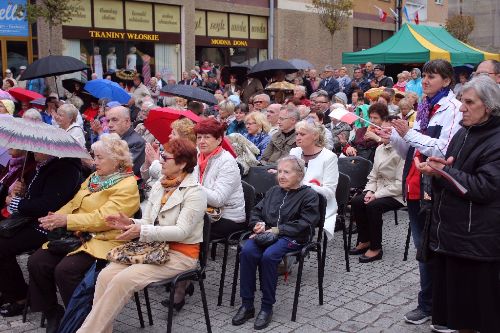 Legniczanie tańcząc poloneza w Rynku uczcili święto Konstytucji