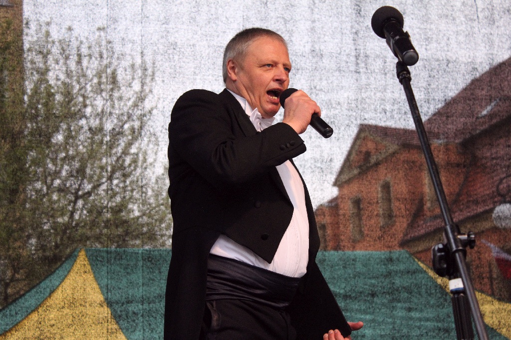 Legniczanie tańcząc poloneza w Rynku uczcili święto Konstytucji