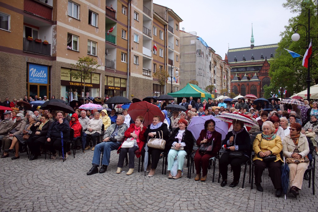 Legniczanie tańcząc poloneza w Rynku uczcili święto Konstytucji