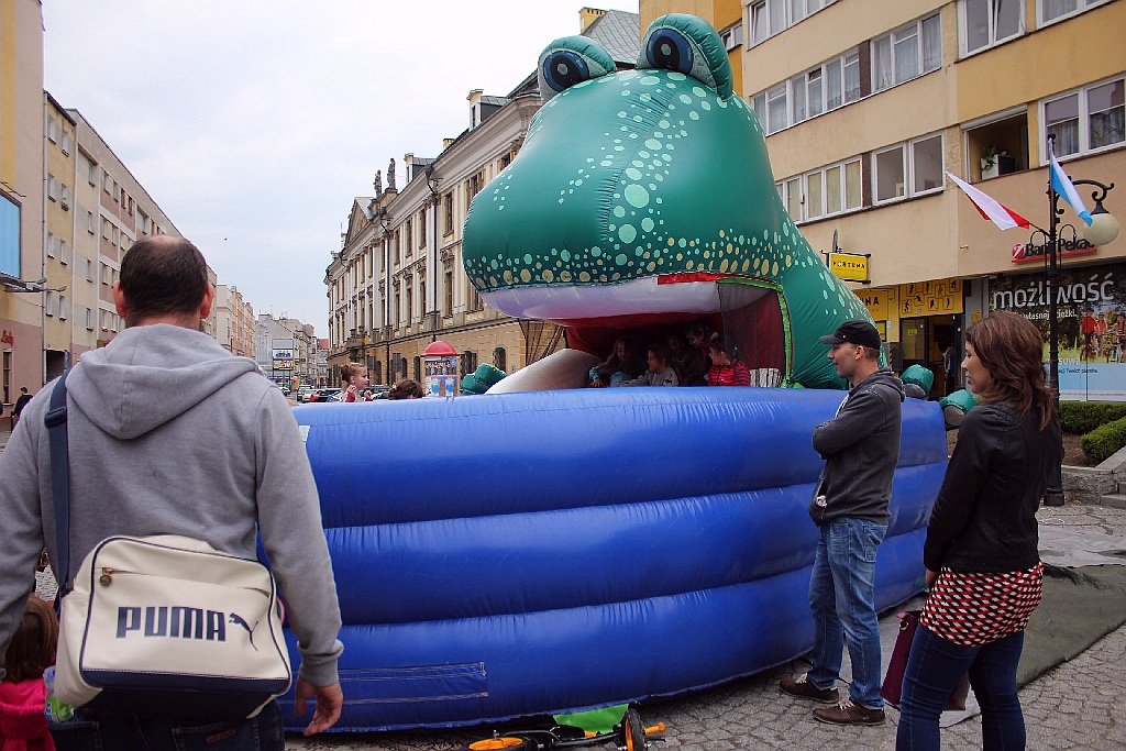 Legniczanie tańcząc poloneza w Rynku uczcili święto Konstytucji