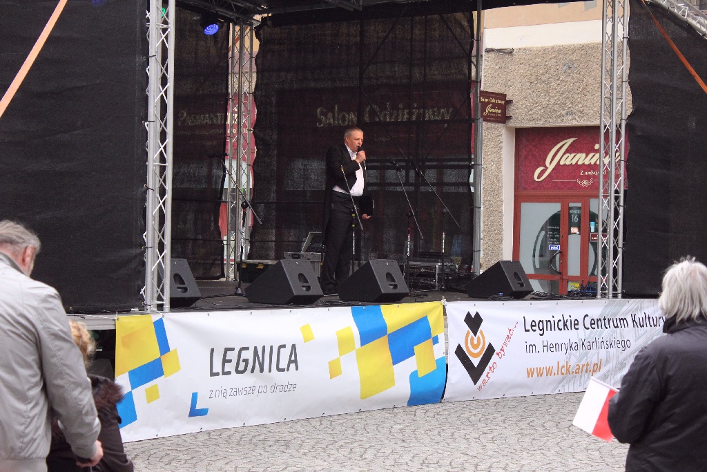 Legniczanie tańcząc poloneza w Rynku uczcili święto Konstytucji