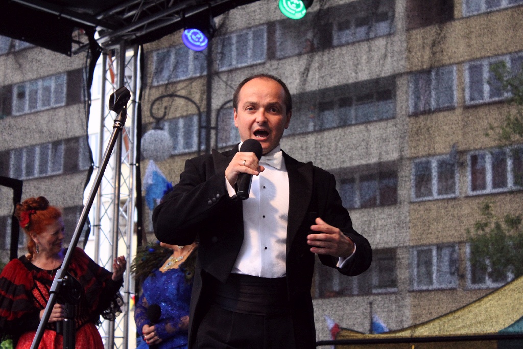 Legniczanie tańcząc poloneza w Rynku uczcili święto Konstytucji
