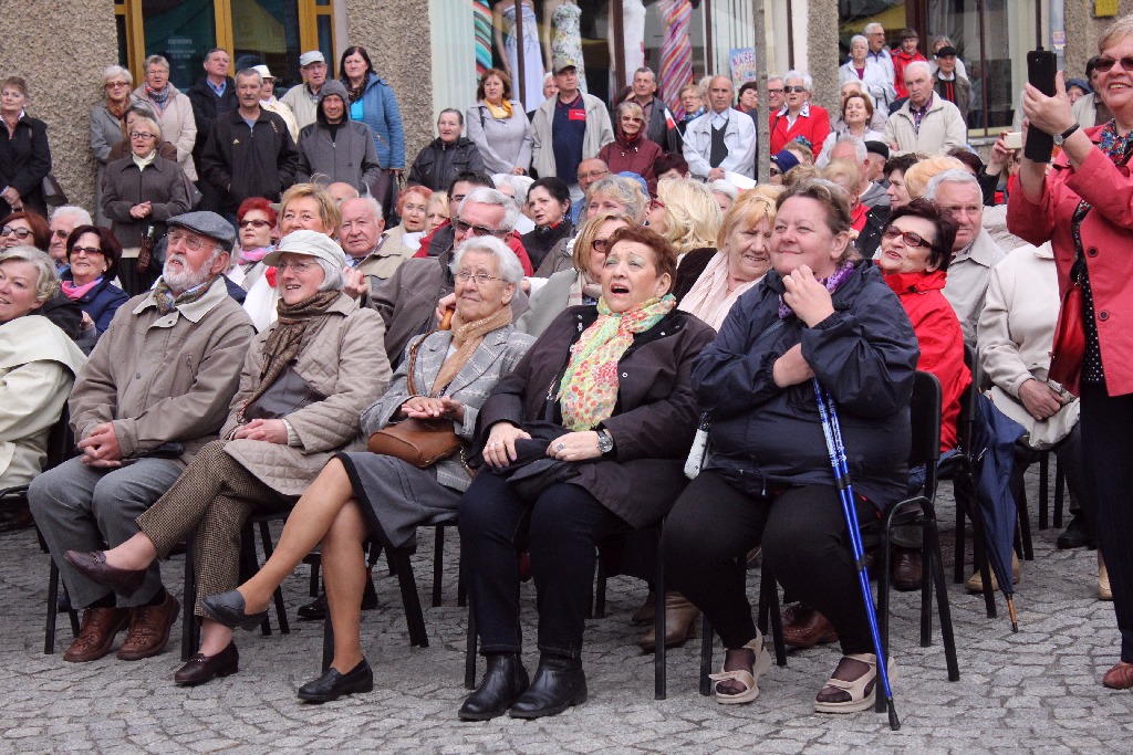 Legniczanie tańcząc poloneza w Rynku uczcili święto Konstytucji
