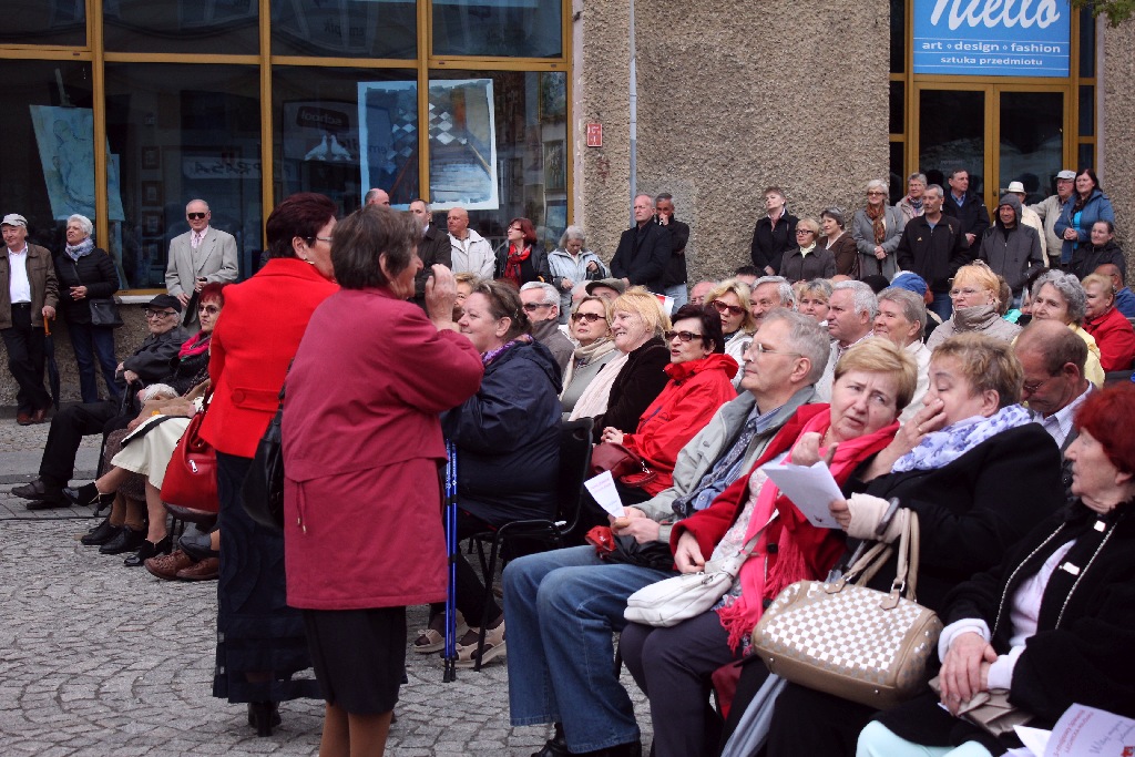 Legniczanie tańcząc poloneza w Rynku uczcili święto Konstytucji