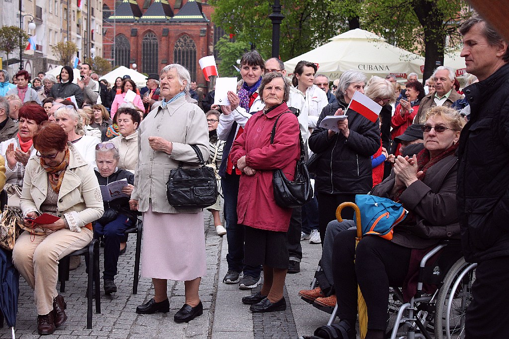 Legniczanie tańcząc poloneza w Rynku uczcili święto Konstytucji