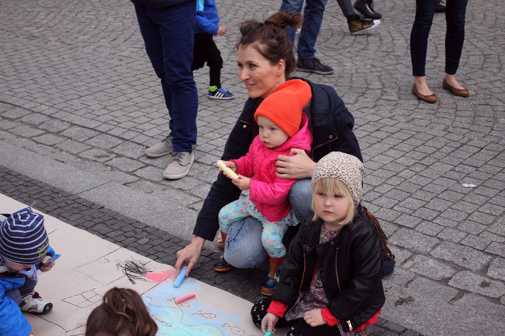 Legniczanie tańcząc poloneza w Rynku uczcili święto Konstytucji