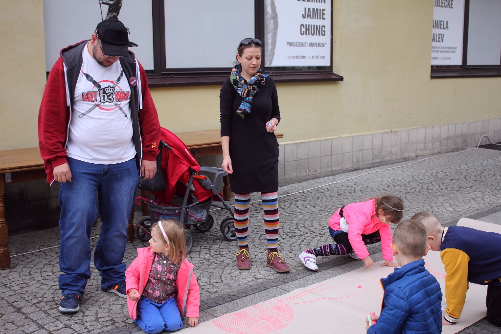 Legniczanie tańcząc poloneza w Rynku uczcili święto Konstytucji