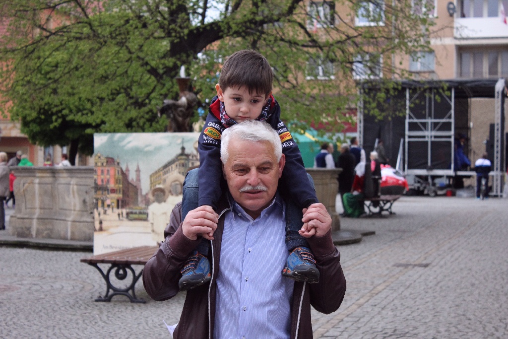 Legniczanie tańcząc poloneza w Rynku uczcili święto Konstytucji