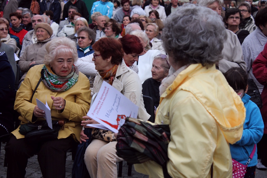 Legniczanie tańcząc poloneza w Rynku uczcili święto Konstytucji