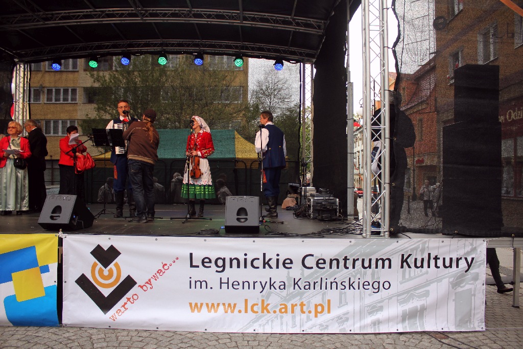 Legniczanie tańcząc poloneza w Rynku uczcili święto Konstytucji
