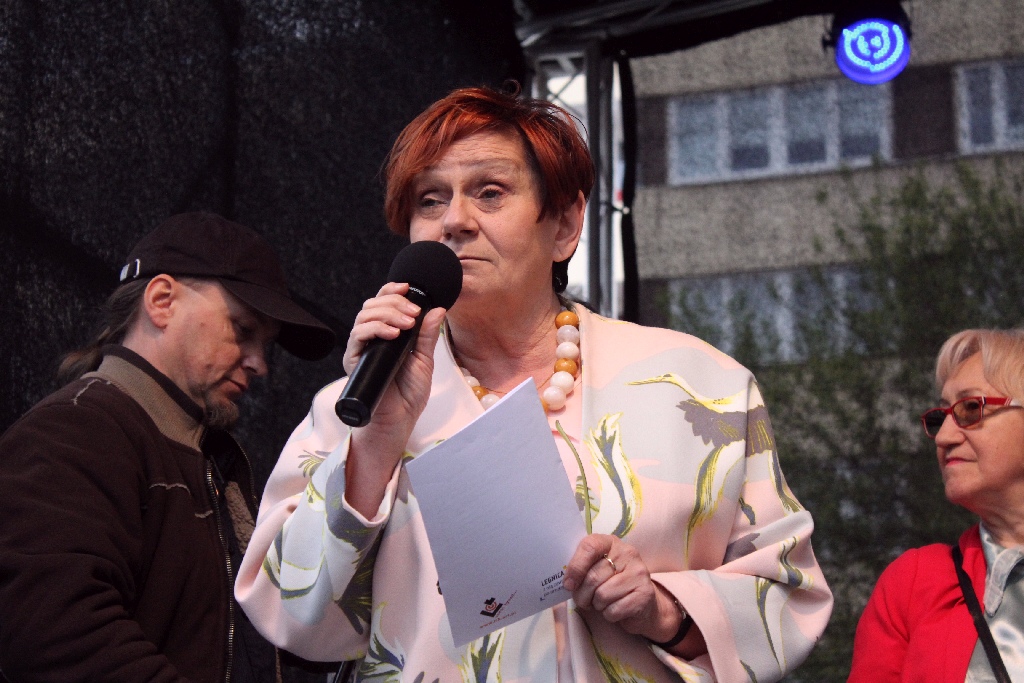 Legniczanie tańcząc poloneza w Rynku uczcili święto Konstytucji