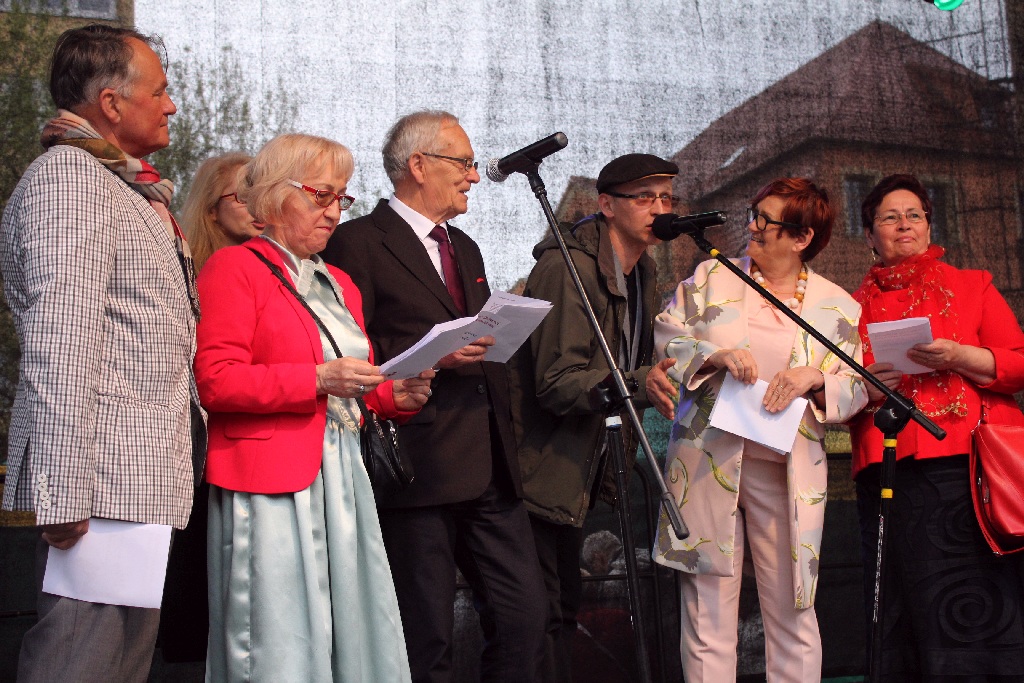 Legniczanie tańcząc poloneza w Rynku uczcili święto Konstytucji