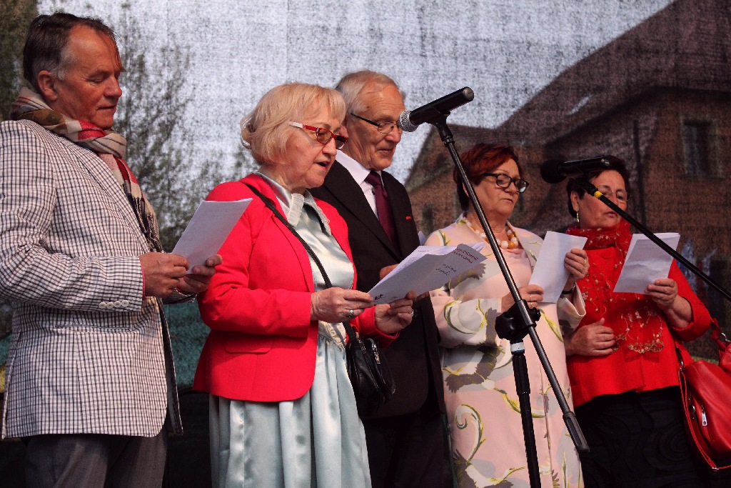 Legniczanie tańcząc poloneza w Rynku uczcili święto Konstytucji