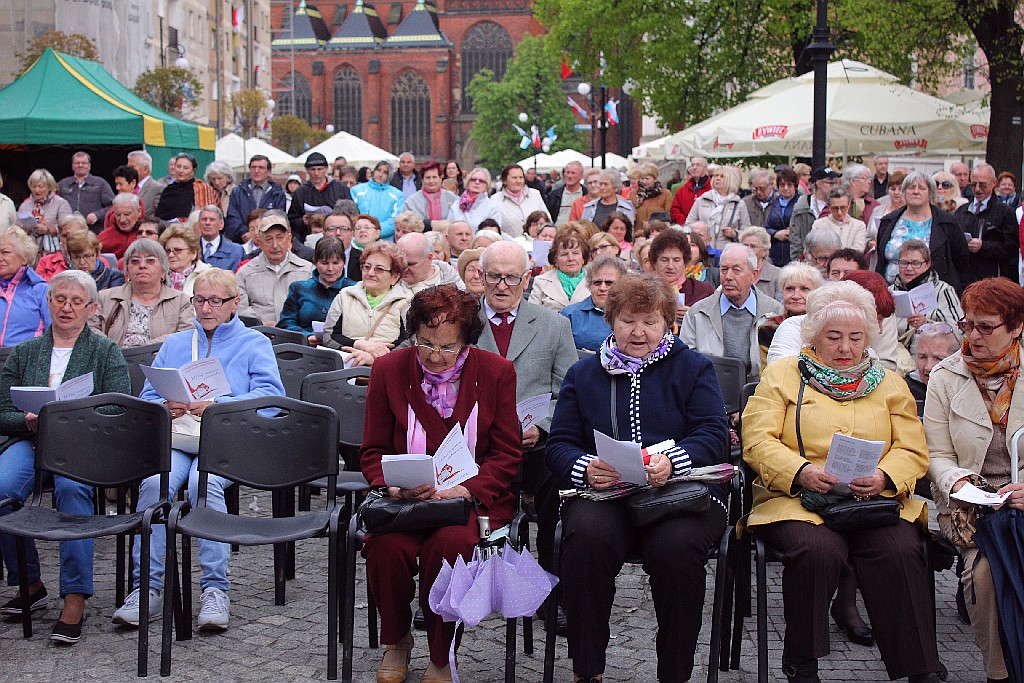 Legniczanie tańcząc poloneza w Rynku uczcili święto Konstytucji